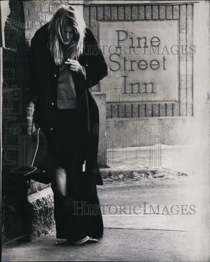 Press Photo Ann Beaton Herald-American Reporter - RSL84173 - Historic Images