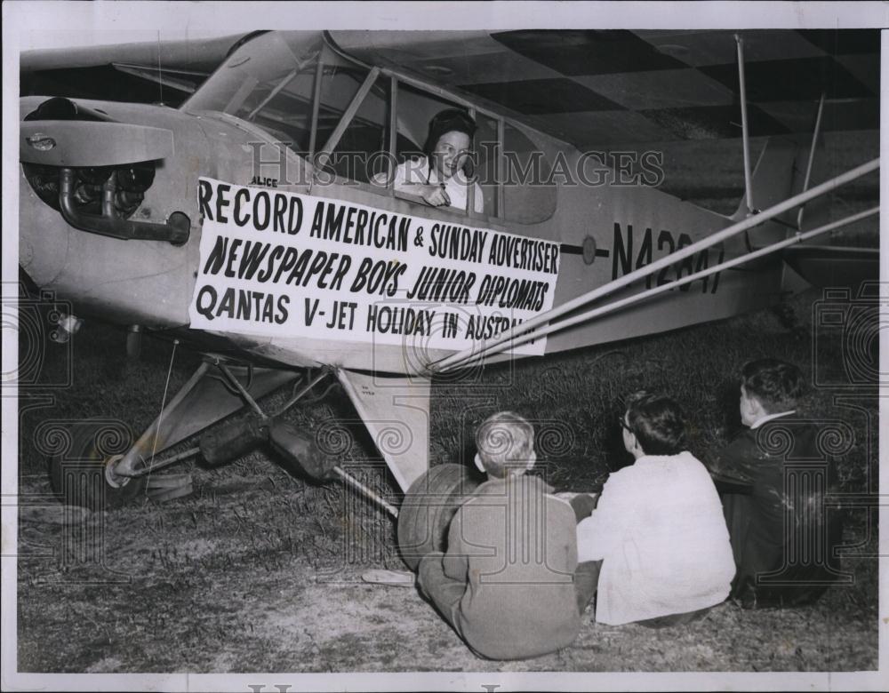 1963 Press Photo Pilot Jurmin Drizlont and her palne & som children - RSL85949 - Historic Images