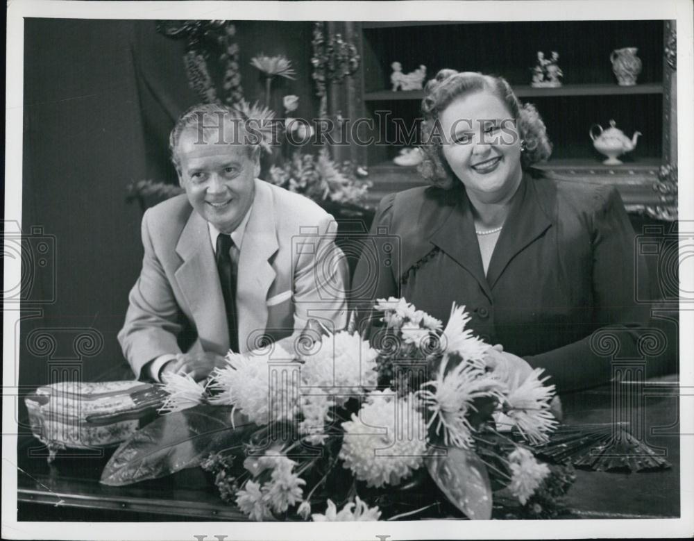 1952 Press Photo Ted Golling And Reporter Kate Smith - RSL05311 - Historic Images