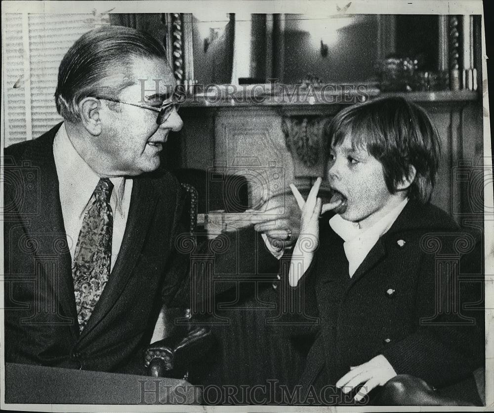 1971 Press Photo Rep Wilbur DMills or Arkansan with his granddaughter Stacy - Historic Images