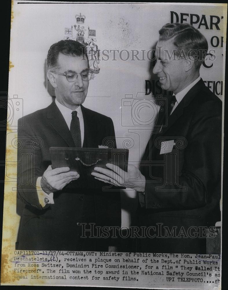 1964 Press Photo Minister of Public Works Jean-Paul Deschatelets receive plaque - Historic Images