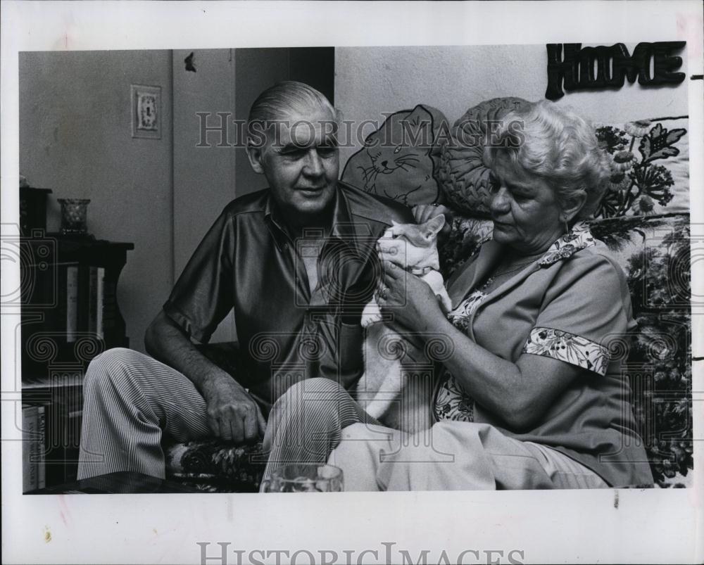 1982 Press Photo George &amp; Mary Kaufman&#39;s kindness to a stray kitten - RSL99427 - Historic Images