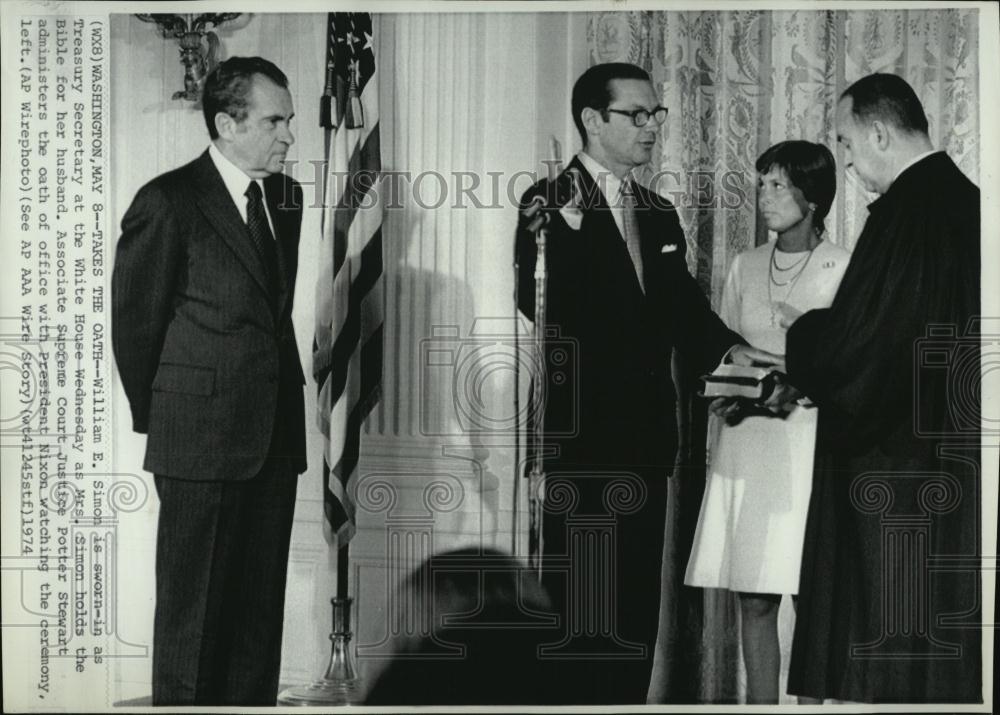 1974 Press Photo Wm Simon sworn in as Tres Sec by Justice Stewart &amp; Pres Nixon - Historic Images