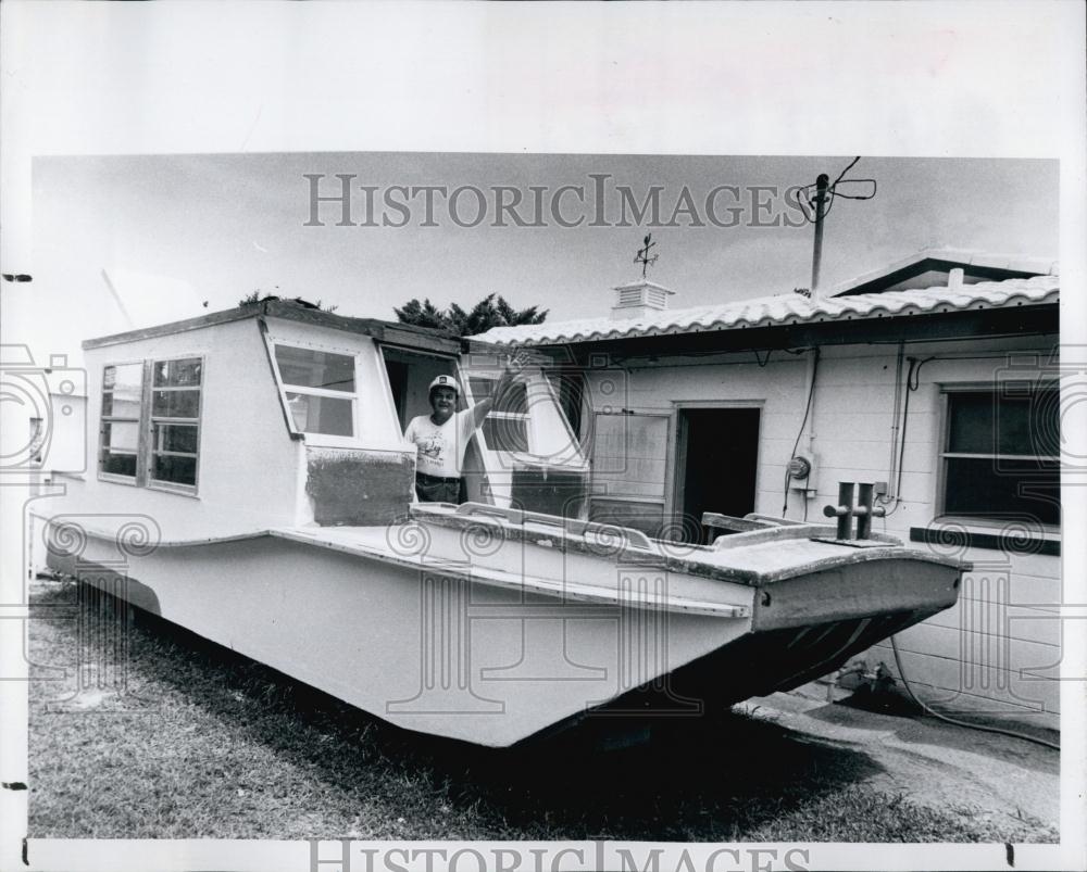 1981 Press Photo Bill Miller &amp; his house/fishing boat in Florida - RSL68675 - Historic Images