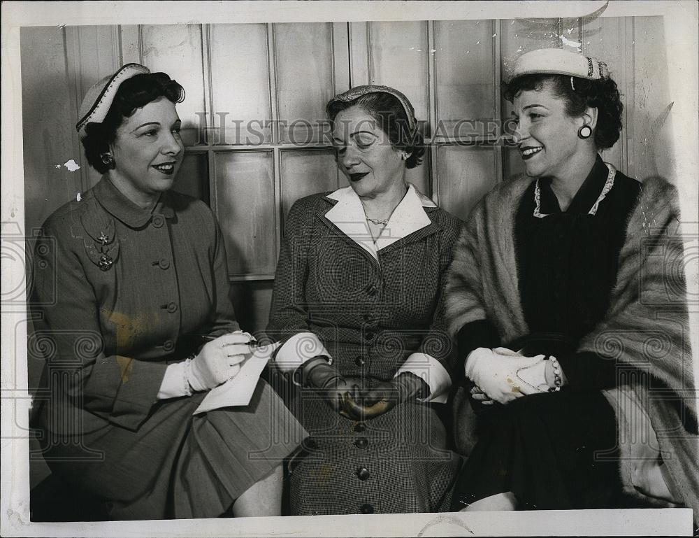 1954 Press Photo Mrs Guy Graude,Mrs Cardinale & Mrs Joseph Gate - RSL85147 - Historic Images