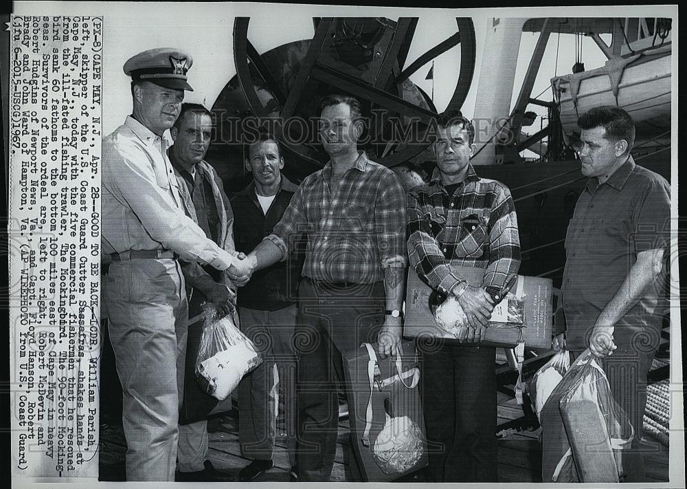 1967 Press Photo Lcdr William Parish with 5 fisherman he rescued from sea - Historic Images