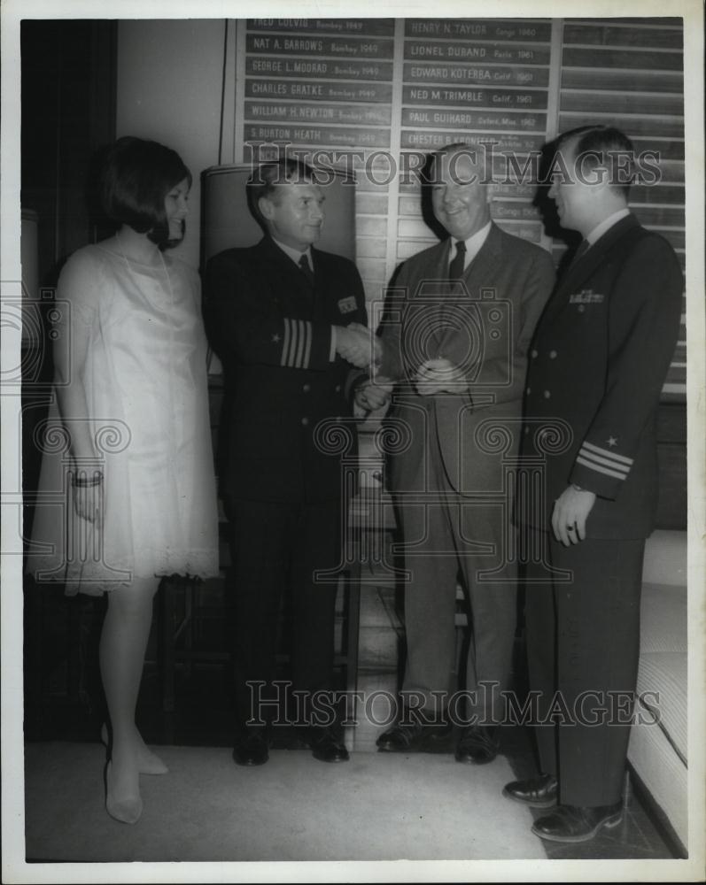 1967 Press Photo Mayor Thomas Whelan Presents Key To City Leon Smith Jr - Historic Images