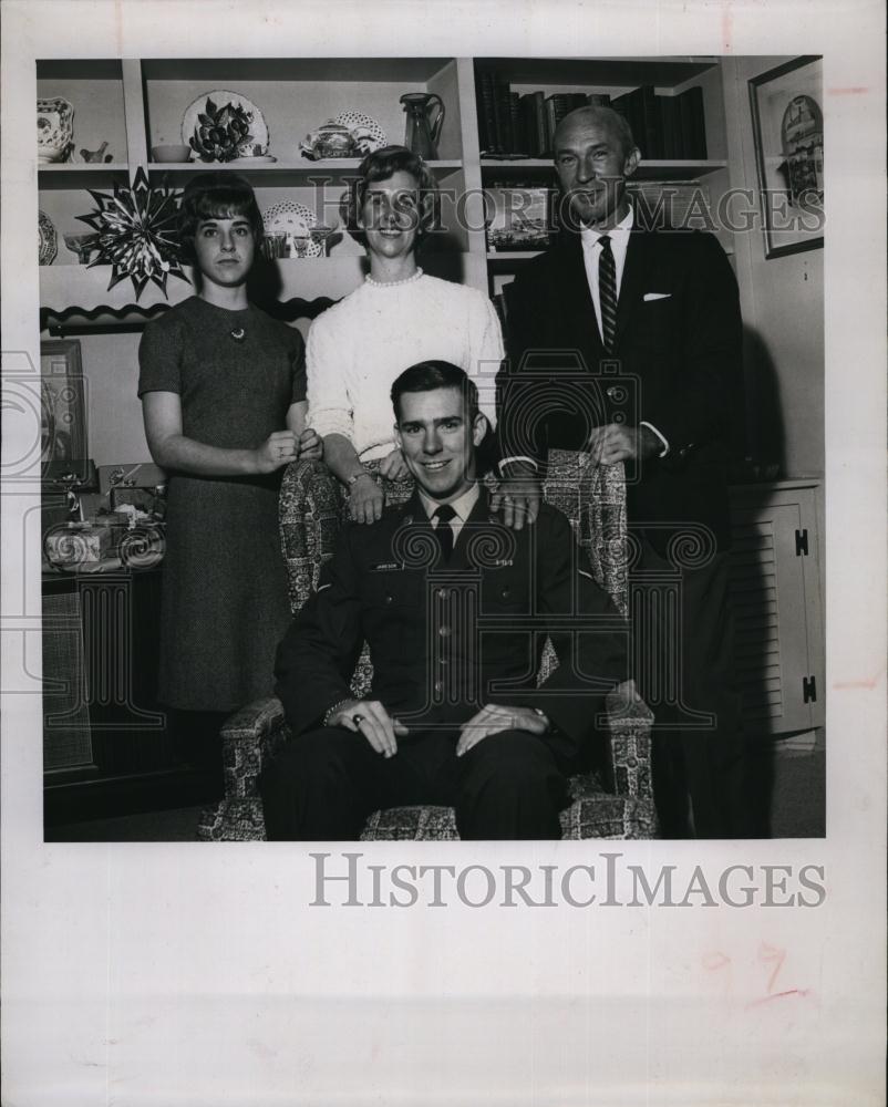 1963 Press Photo The Albert S Jameson family - RSL93111 - Historic Images