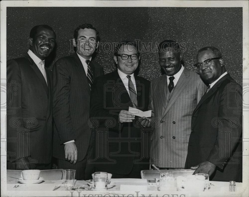 1969 Press Photo Ford Foundation Presents Check to Contractor&#39;s Association - Historic Images