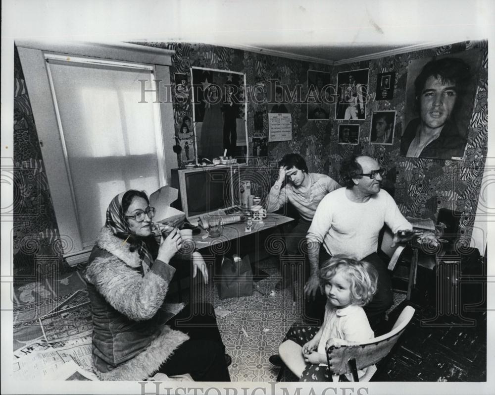 1978 Press Photo Richard Hull &amp; His Family Look For New Home After Fire - Historic Images