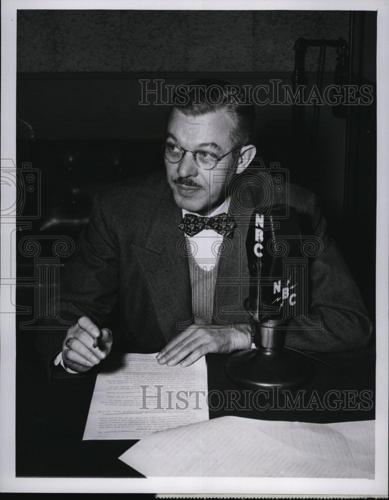 1952 Press Photo News Correspondent Morgan Beatty In &quot;News Of The World&quot; - Historic Images