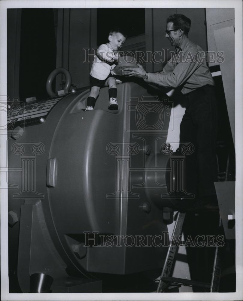 1956 Press Photo General Electric Share Owner Jimmy Owens Frank Campbell - Historic Images