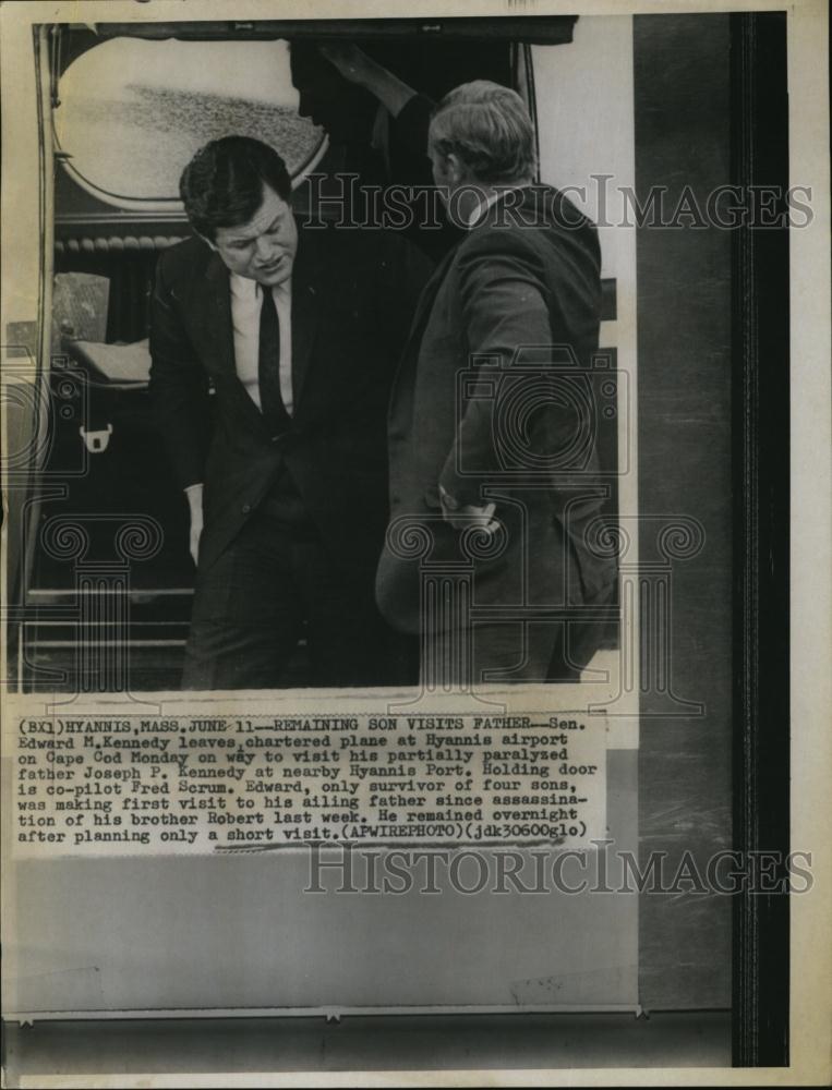 1964 Press Photo Sen Edward Kennedy D of Mass &amp; Fred Scrum - RSL93015 - Historic Images