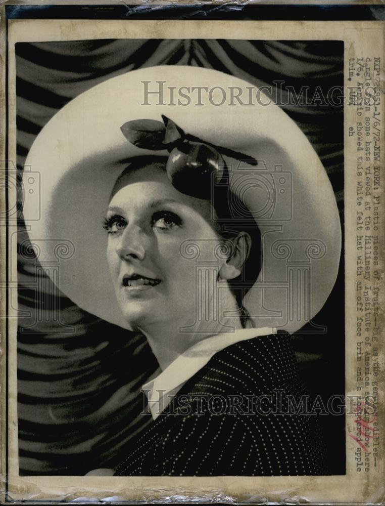 1972 Press Photo Model wearing a White felt hat with a Apple Brim - RSL60025 - Historic Images