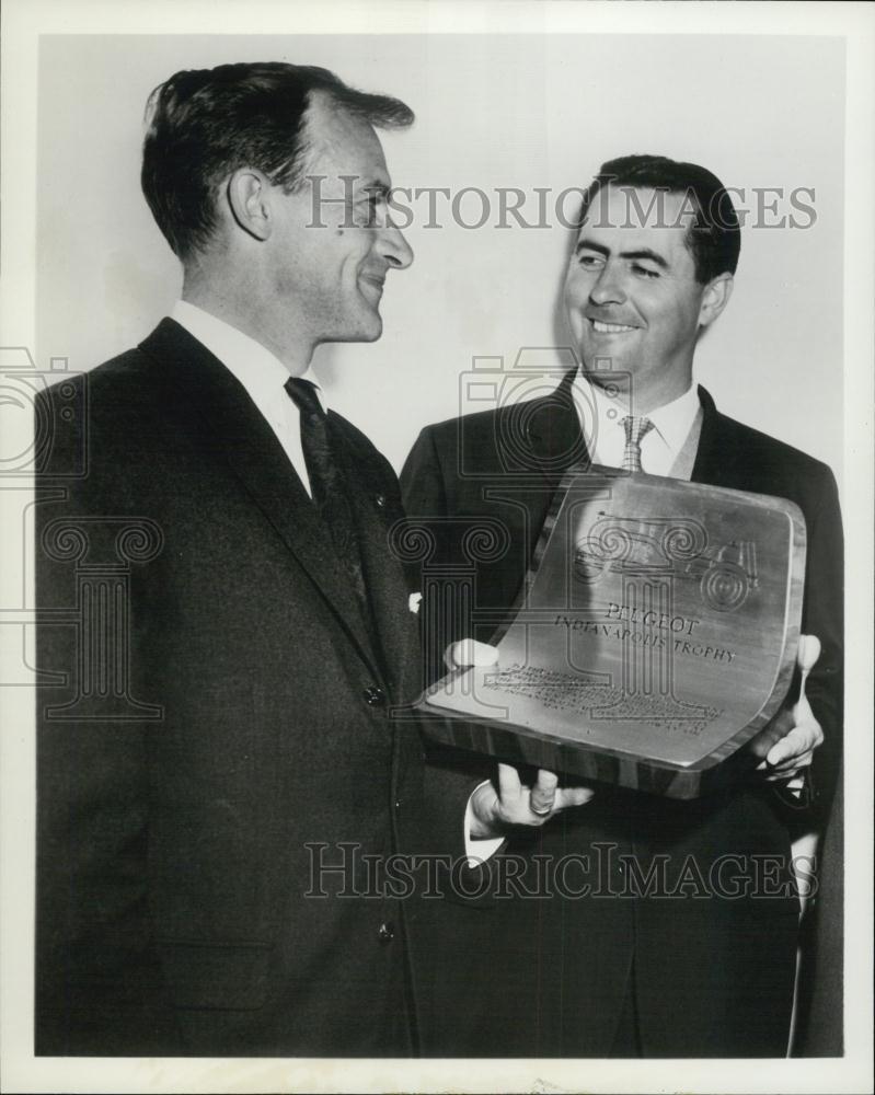 1961 Press Photo Francois Daeshner Peugeot Indianapolis Trhopy Jack Brabham Indy - Historic Images