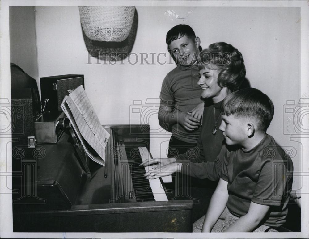 1968 Press Photo Mrs Ruth C Roper & sons at the piano after dad dies in Nam war - Historic Images