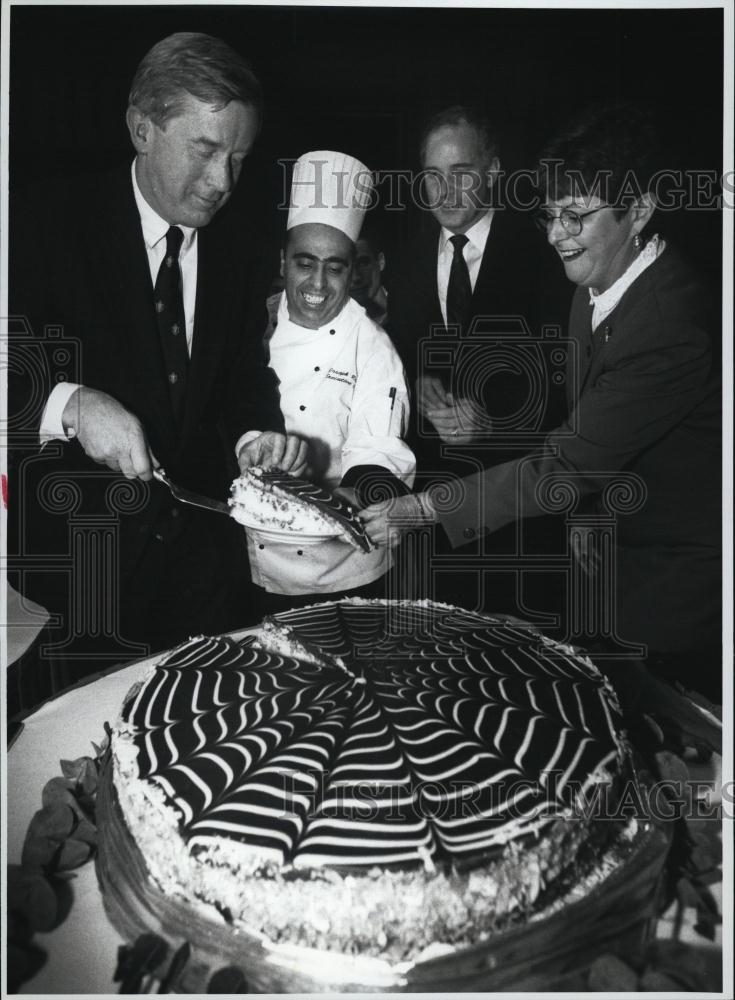 1996 Press Photo Governor Weld Serving Boston Cream Pie Parker House Party - Historic Images
