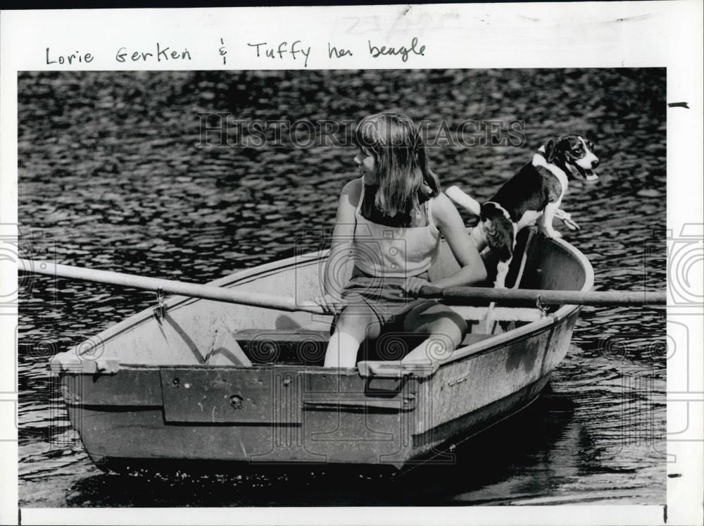 1984 Press Photo Lorie Gerken &amp; her dog on Anclote River marshes in Florida - Historic Images