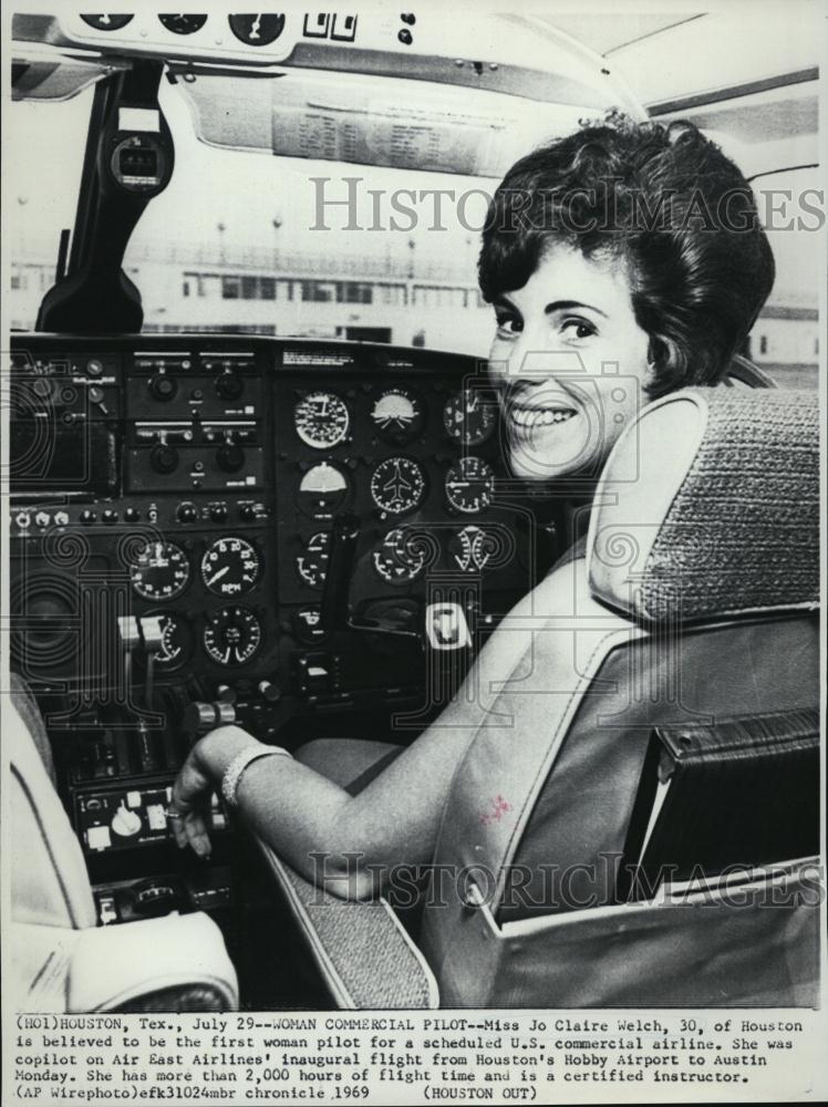 1969 Press Photo Pilot Miss Jo Claire Welch Inside Commercial Airplane - Historic Images