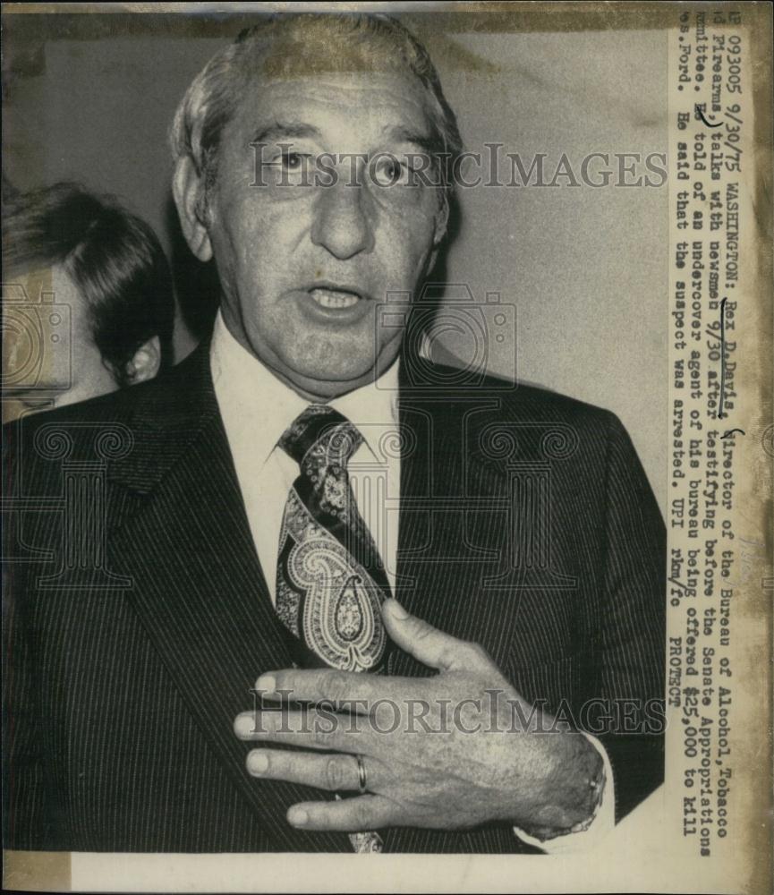 1975 Press Photo BATF Director Rex D Davis Speaks of Undercover Agent in Dept - Historic Images