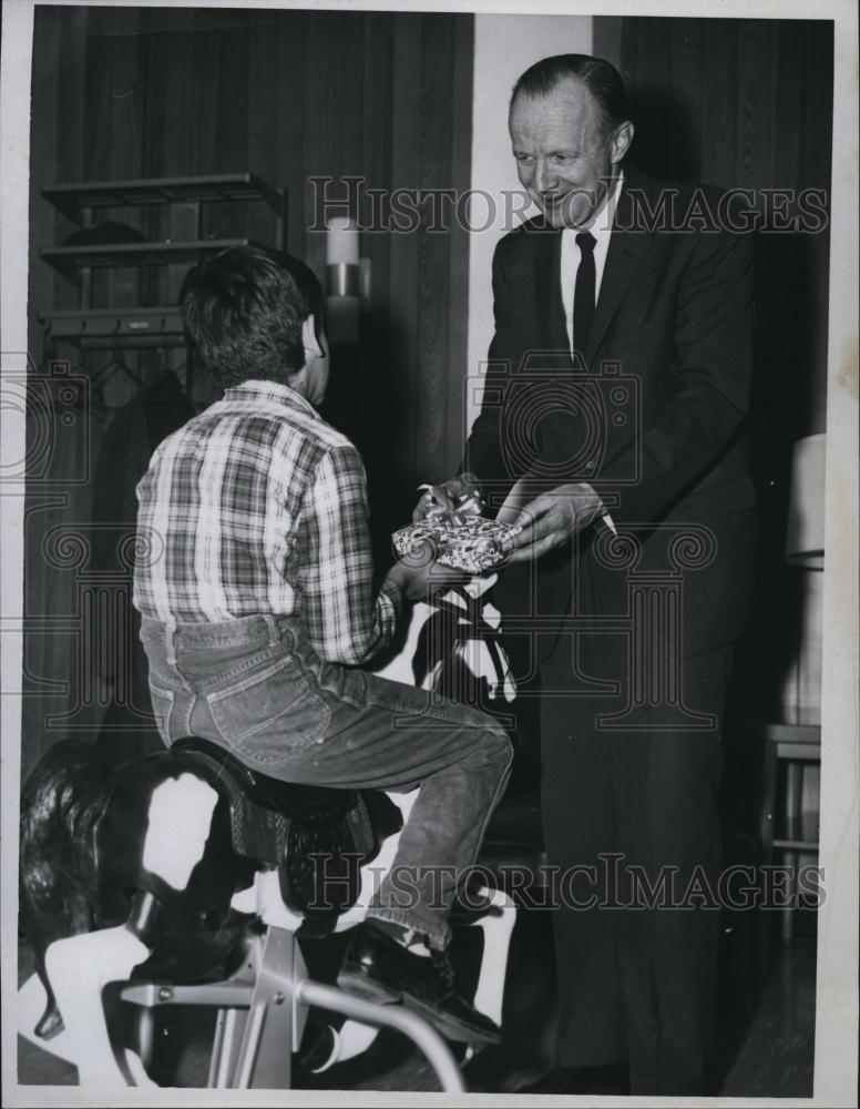 1964 Press Photo Robert Beers Director Of Home Hands Gives Award To Boy - Historic Images