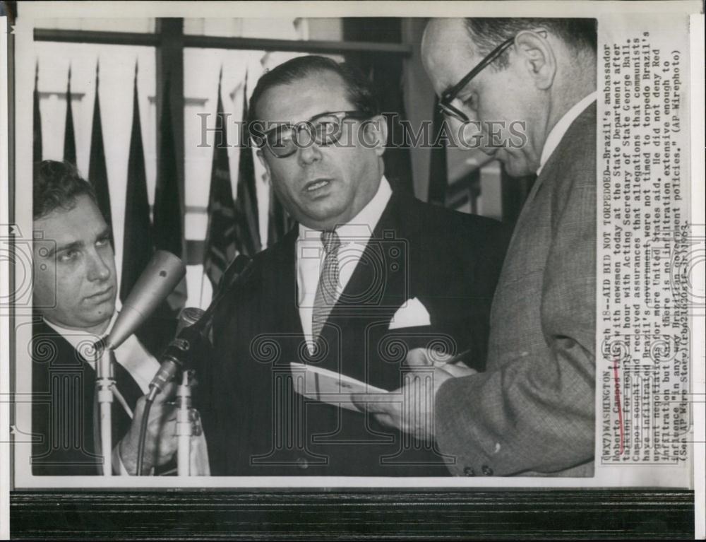 1963 Press Photo Brazil&#39;s Ambassador Roberto Campos talks with newsmen - Historic Images