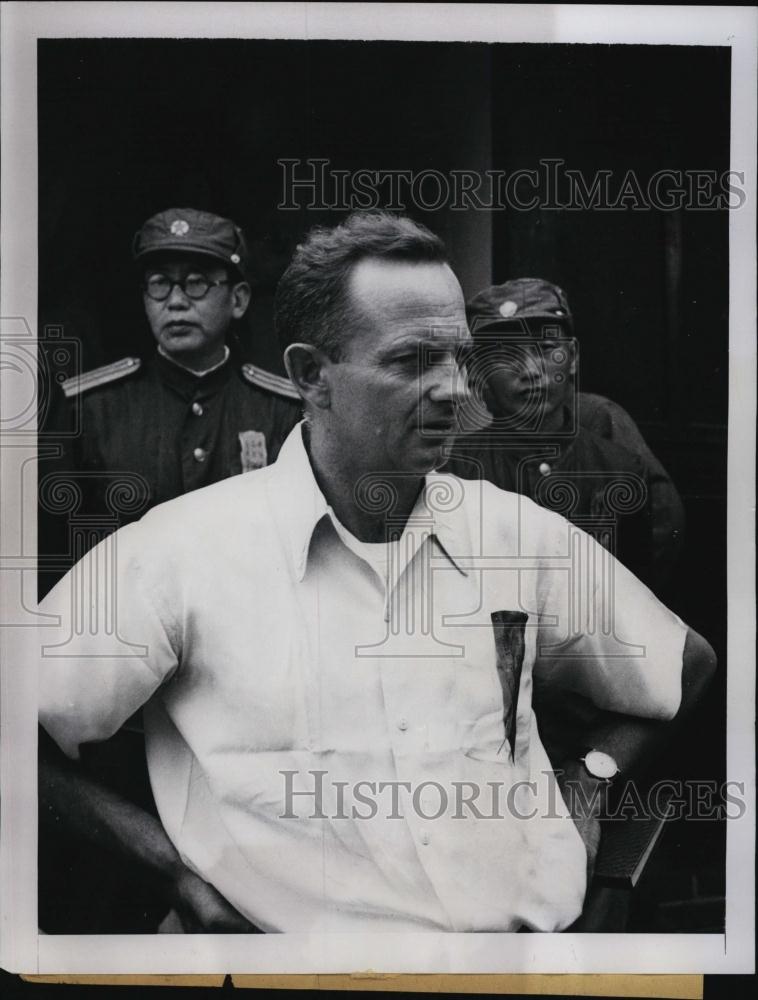 1951 Press Photo WIlfred Burchett Liberal Australian Newsman - RSL47179 - Historic Images