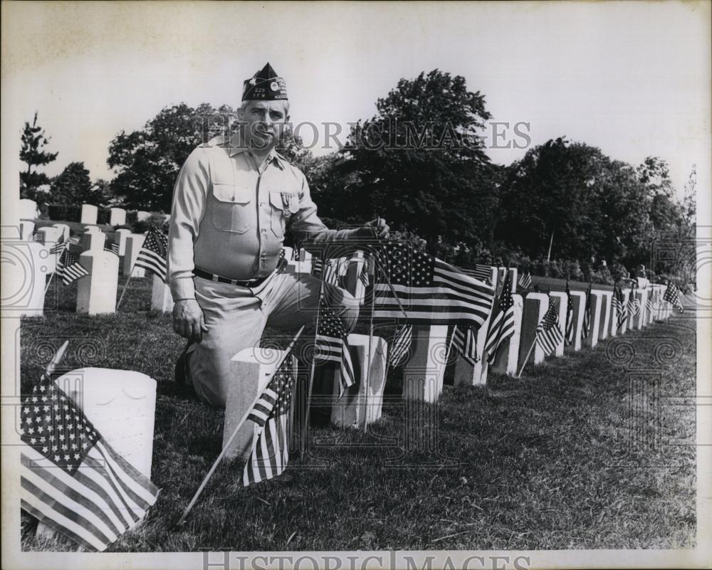 1964 Press Photo Commander Joseph Perrault at Woodlawn cemetery - RSL88693 - Historic Images