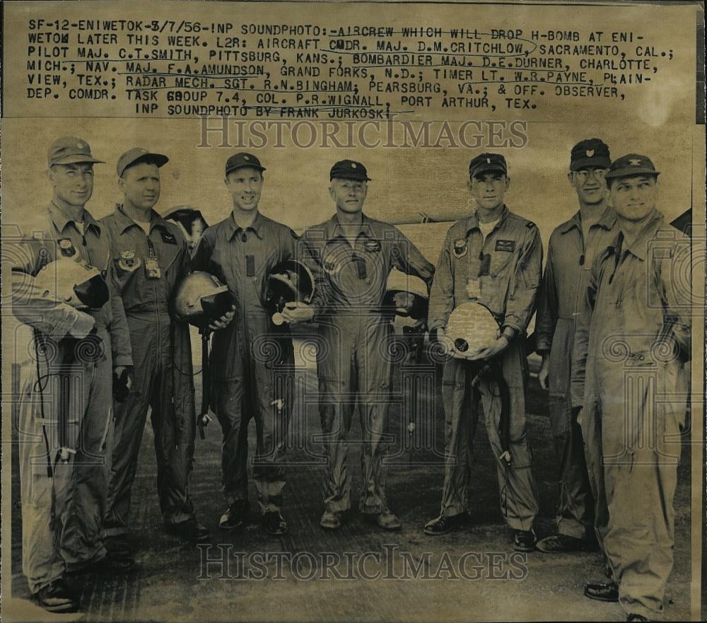 1956 Press Photo aircrew which dropped test H-Bomb on Eniwetok atoll - RSL08319 - Historic Images