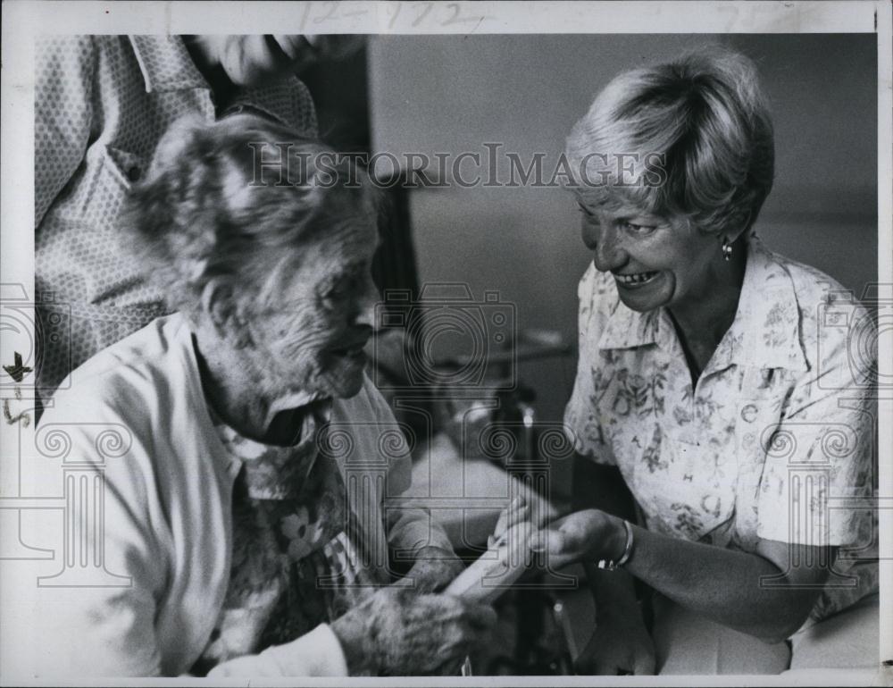 1977 Press Photo Helen Quillen &amp; Adele Jamison,83 who was one of 1st Navy women - Historic Images