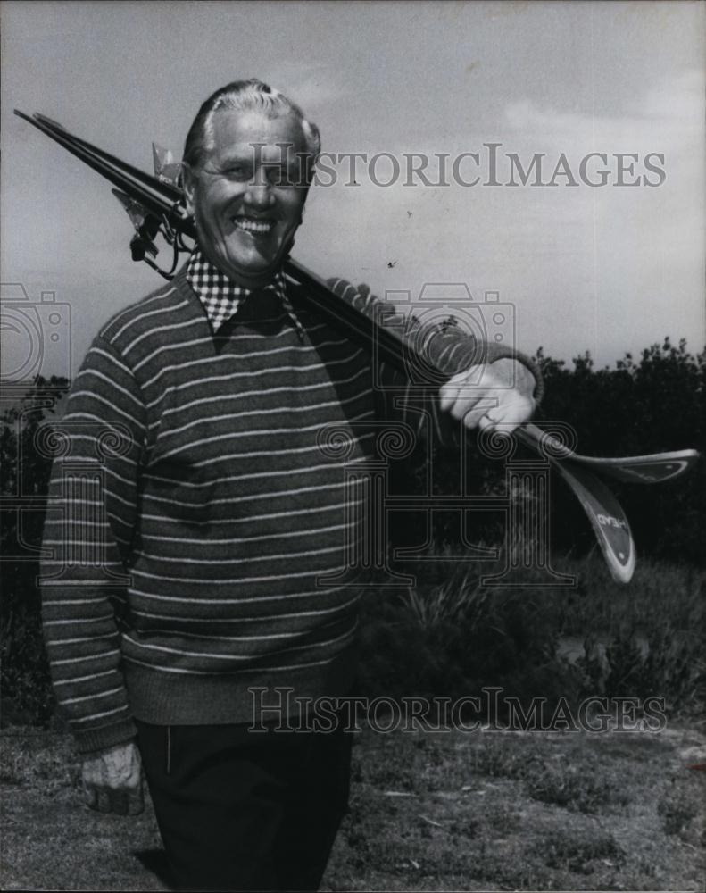 1975 Press Photo J Van Hall Creator of Olympic Village Concept Skiier - Historic Images