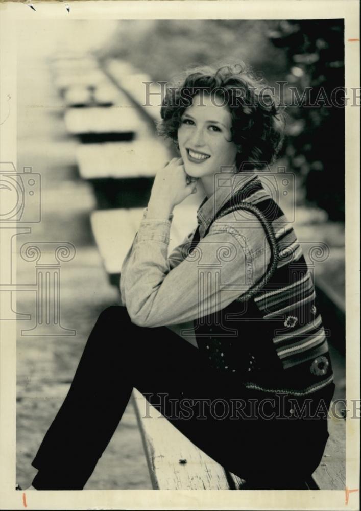 1995 Press Photo A Seated Woman Models A Southwest Christmas Vest - RSL59539 - Historic Images