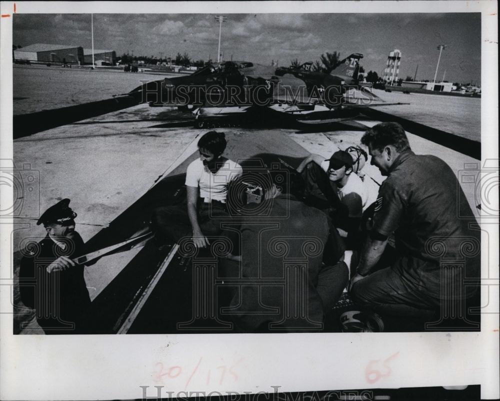 1976 Press Photo Colonel Sam Johnson POW for 7 Years by N Vietnamese - RSL99357 - Historic Images