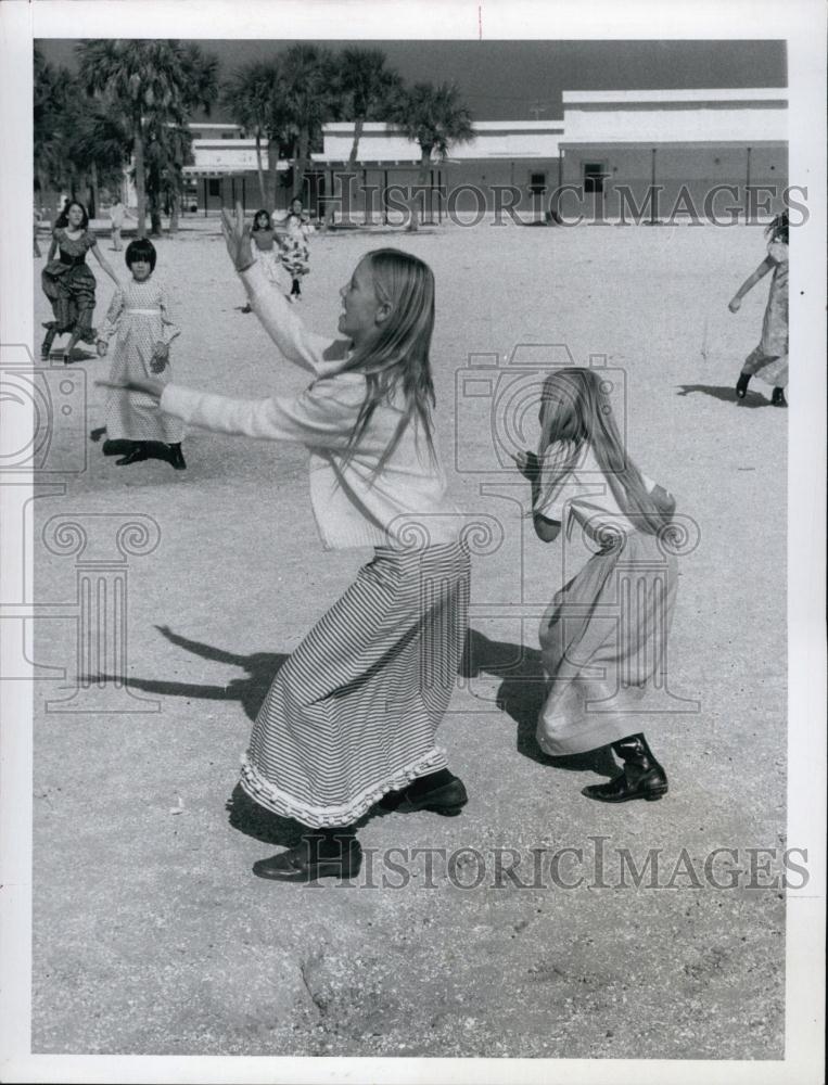 1971 Press Photo Cather Kitt Kelly &amp; Lissie Gray in fringe ball stripes dress - Historic Images