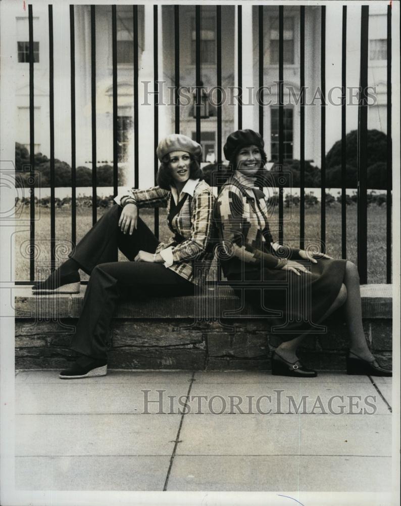 1975 Press Photo Lynda Pariseau Sandy Petzelt of Canada Model - RSL94649 - Historic Images