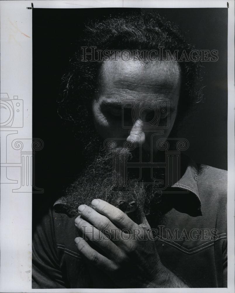 1981 Press Photo Ray Robinett with Squirrel in his Beard - RSL92687 - Historic Images