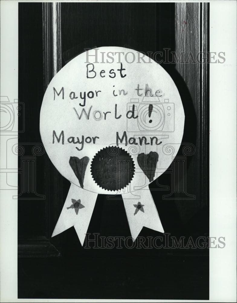 1994 Press Photo A Ribbon for Newton&#39;s Mayor Mann - RSL43727 - Historic Images