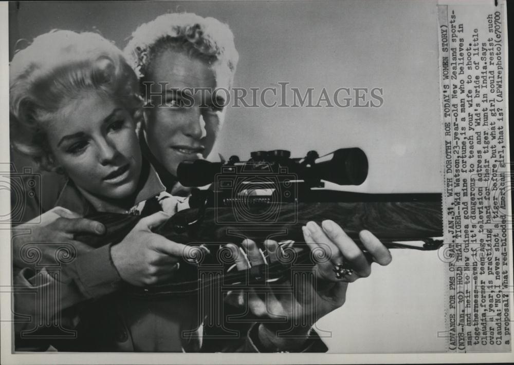 1959 Press Photo Wid Watson, sportsman &amp; wife Claudia hunting - RSL06709 - Historic Images