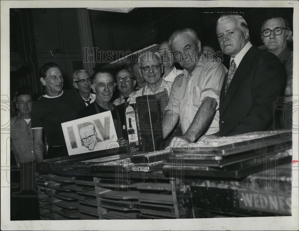 1972 Press Photo Irvin Reed honored by co-workers on his retirement - RSL08795 - Historic Images