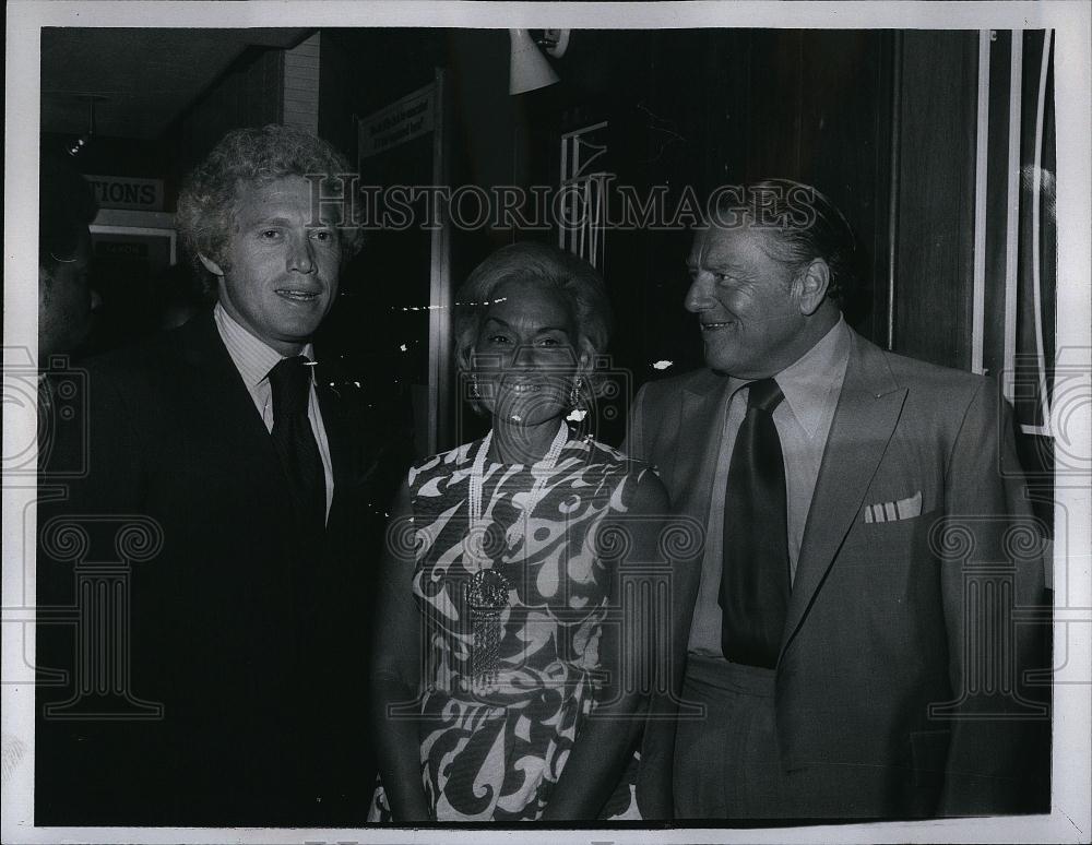 1971 Press Photo Tom Stern with Barbara and Ben Sack at &quot;Clay Pigeon&quot; premier - Historic Images