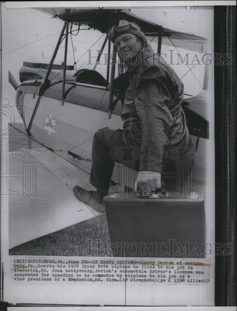 1974 Press Photo Larry Parish of Gettysburg boards Gypsy Moth Biplane - Historic Images