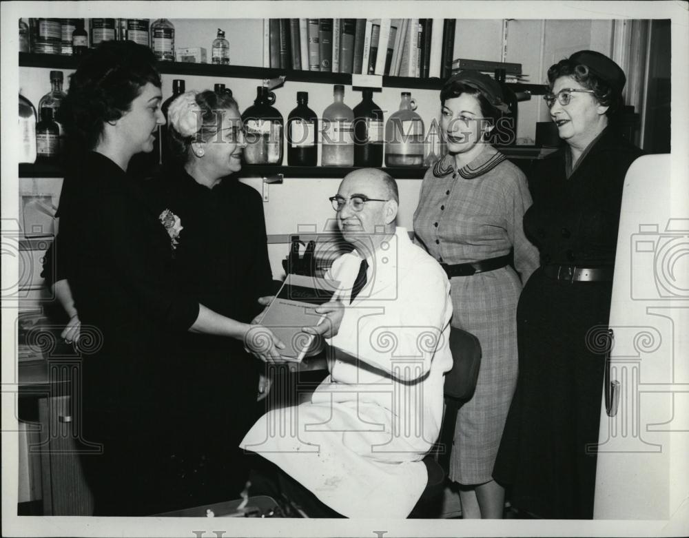 1959 Press Photo Dr William Dameshek Chief Of Hematology Pratt Diagnostic - Historic Images