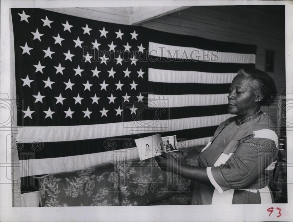 1960 Press Photo Mrs Sudie Thomas & photos of son WW II vet Art Andrews - Historic Images