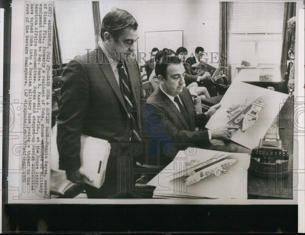 1970 Press Photo Manolo Reyes Former Cuban Resident Displays Sketch Dante - Historic Images