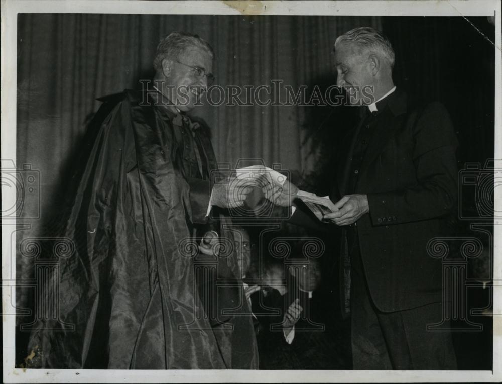 1950 Press Photo Priest William Daly And Reverend John Connor - RSL06561 - Historic Images