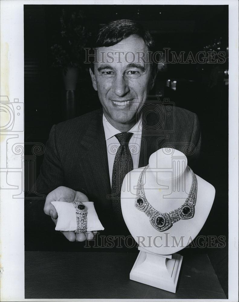 Press Photo Ralph Destino chairman of Cartier displays bracelet & necklace - Historic Images