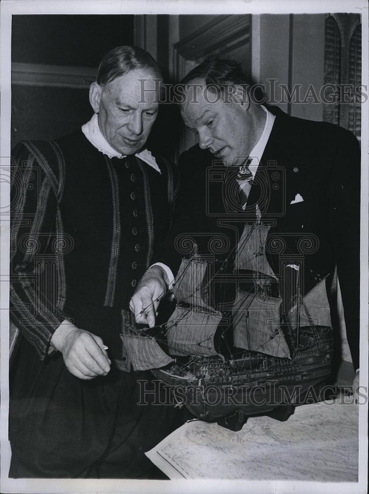 1957 Press Photo Commander Alan Villiers Skipper Mayflower Godfrey Wicksteed - Historic Images