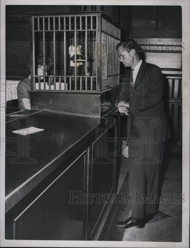 1967 Press Photo Atty Gail Mahoney files papers in Suffolk Clerk&#39;s Office - Historic Images