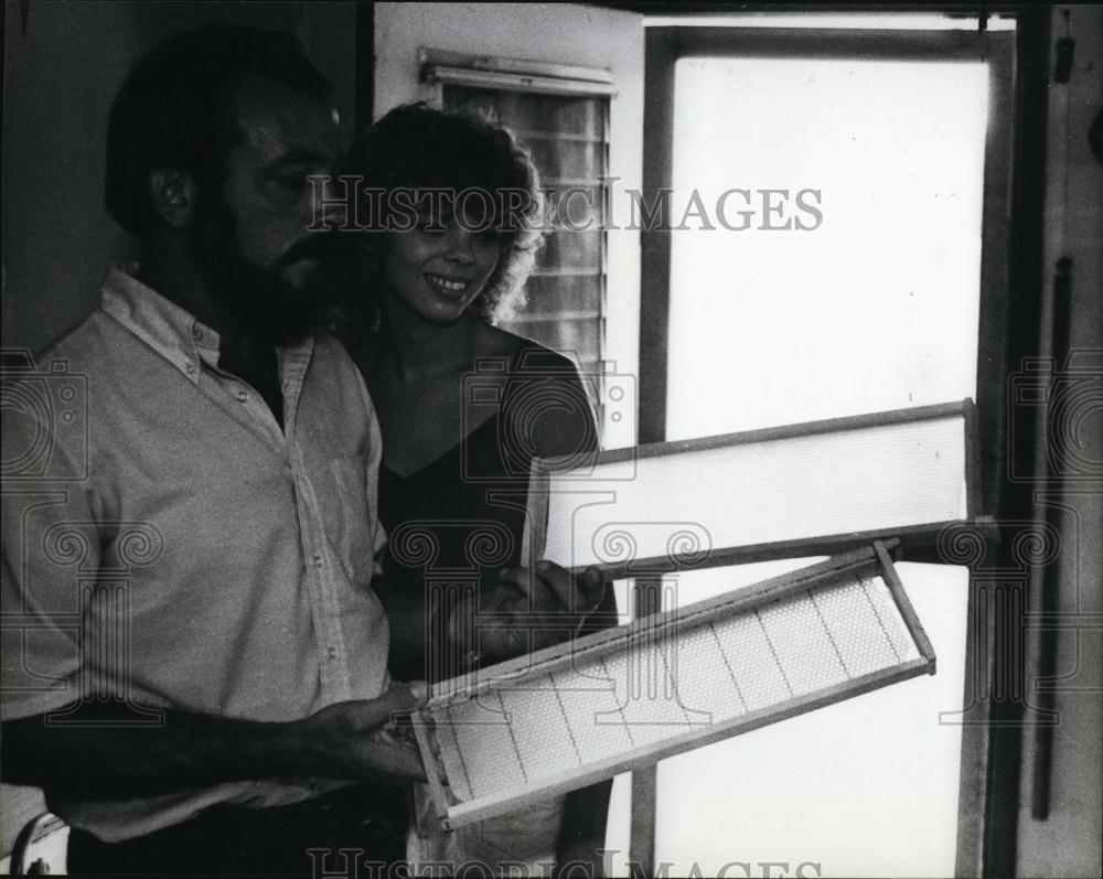 1979 Press Photo Richard &amp; Sherlene Jane &amp; frames from their bee hives - Historic Images