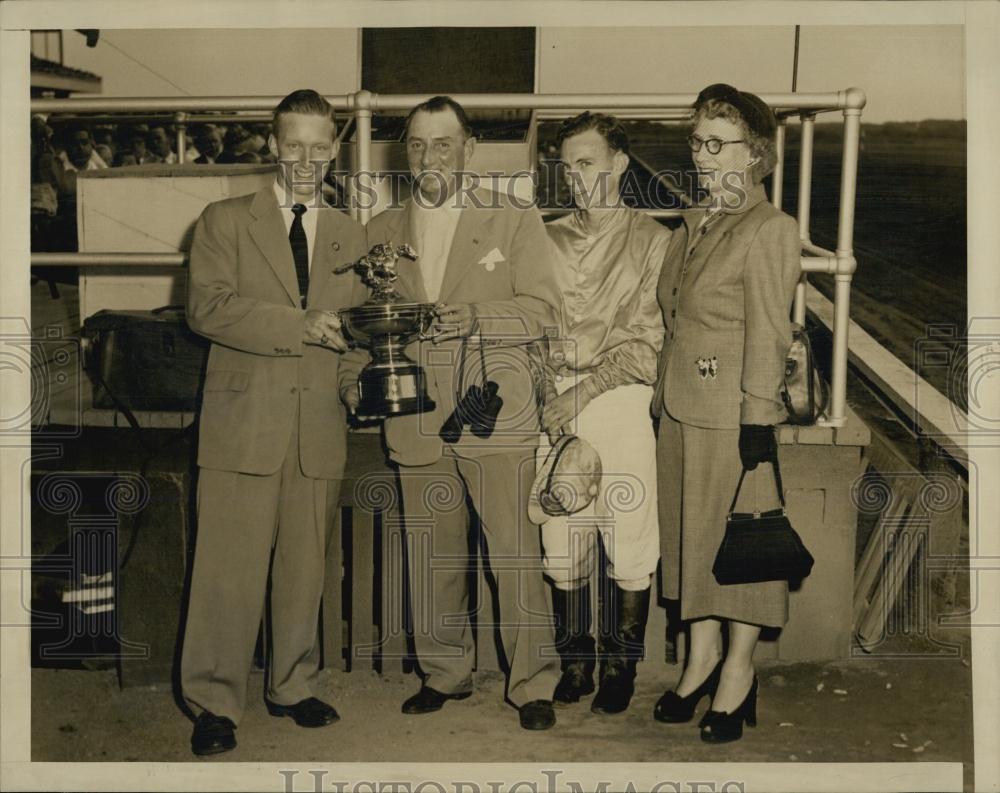 1951 Press Photo Jim Connors,H Forrest, jockey C Burns &amp; Mrs JH Connors - Historic Images